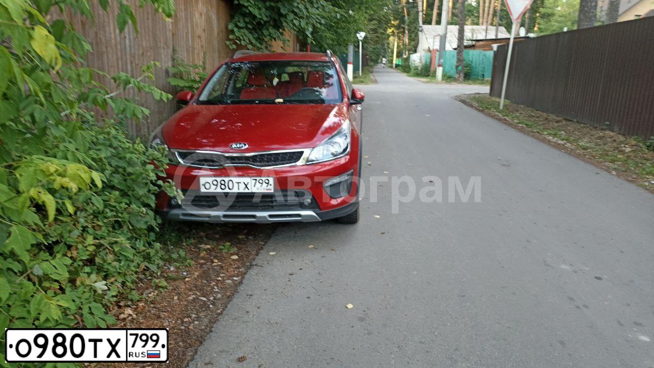 Фото автомобиля KIA RIO, 2020 — госномер О980ТХ799. Цвет: Красный