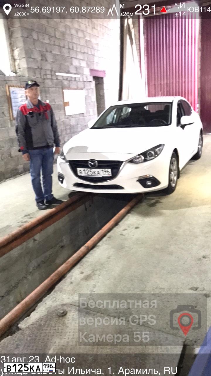 Фото автомобиля MAZDA 3, 2014 — госномер О678НН196. Цвет: БЕЛЫЙ