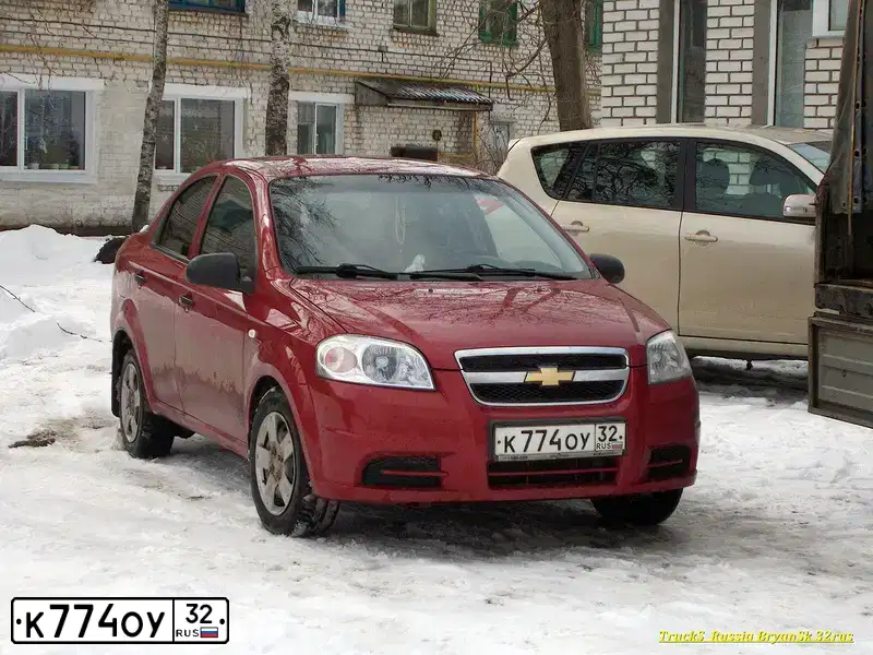Фото автомобиля CHEVROLET AVEO, 2010 — госномер К774ОУ32. Цвет: Красный