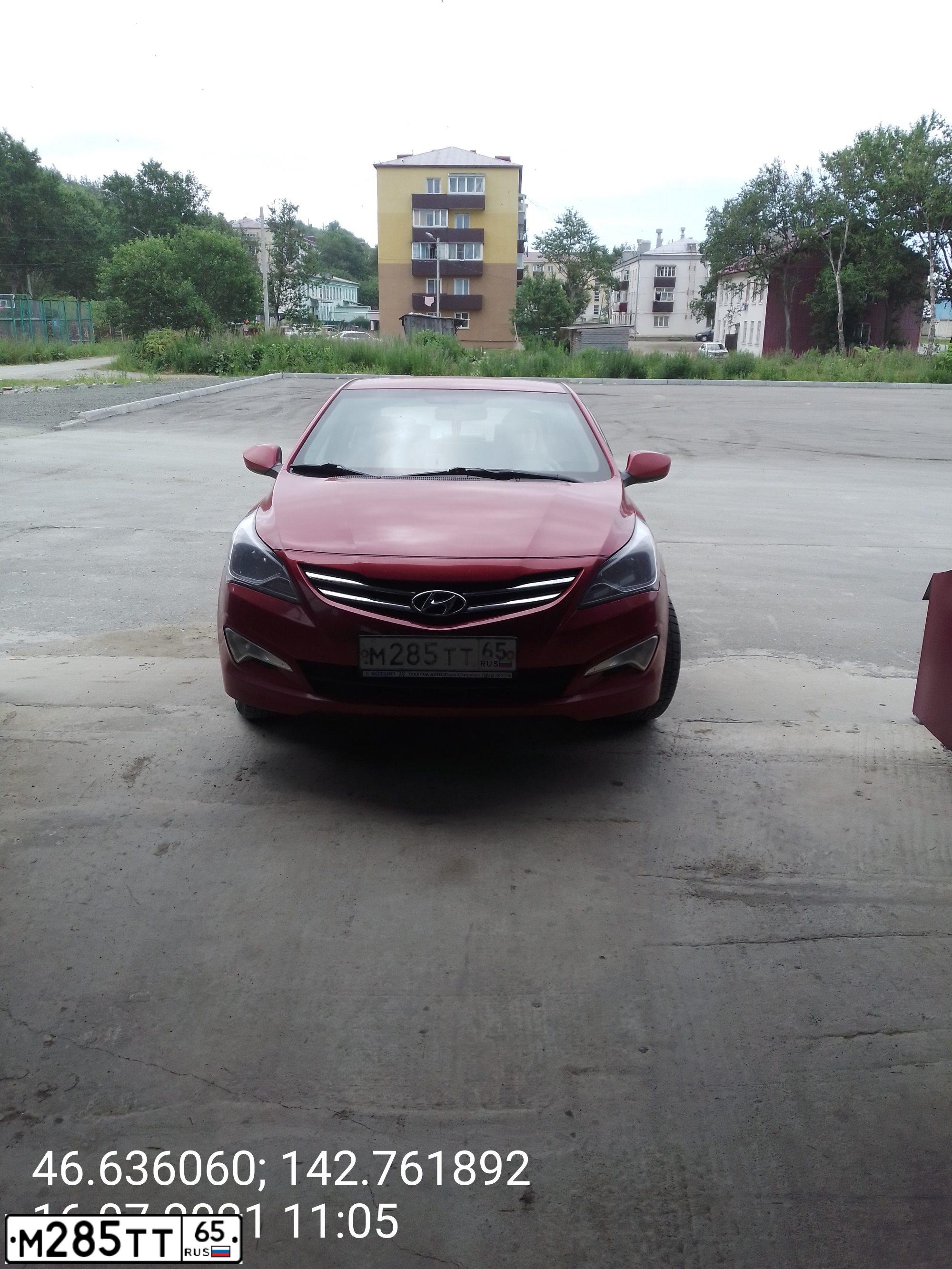 Фото автомобиля HYUNDAI SOLARIS, 2015 — госномер В965КМ790. Цвет: Белый черный
