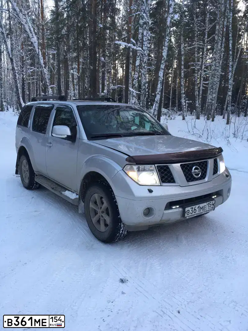 Фото автомобиля NISSAN PATHFINDER, 2007 — госномер У002ТА177. Цвет: СЕРЕБРИСТЫЙ