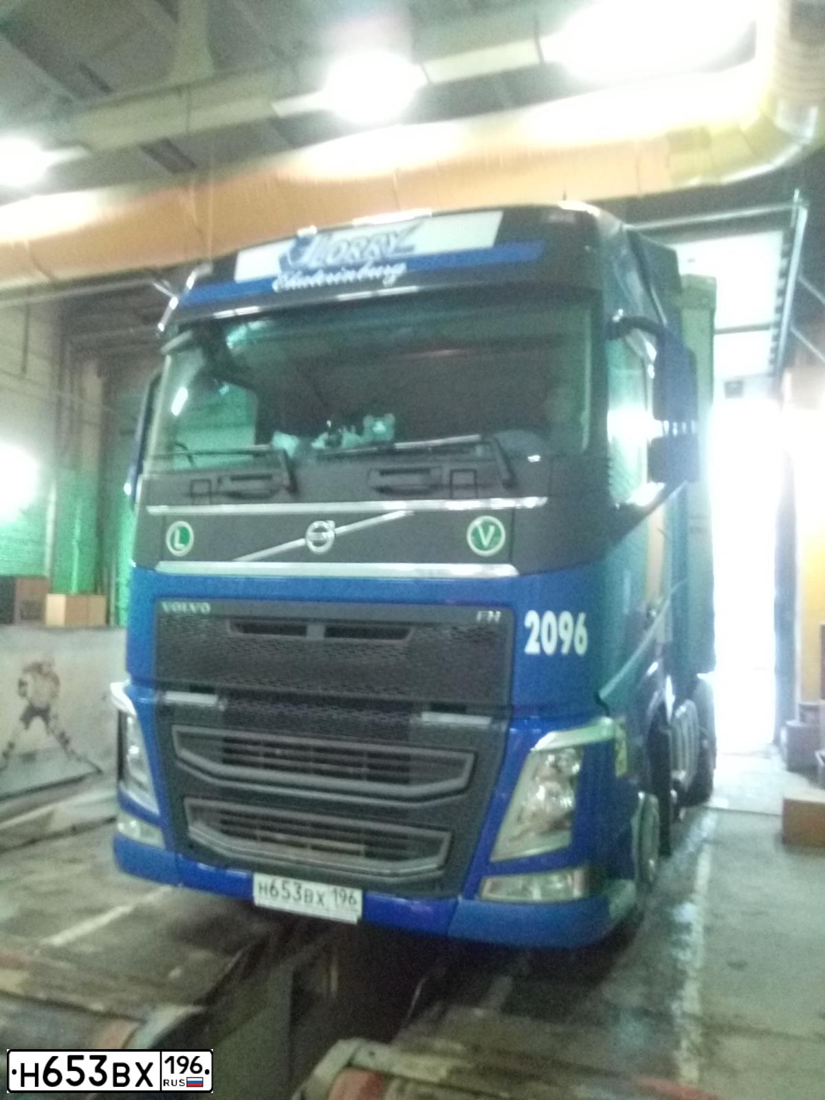 Фото автомобиля VOLVO SERIE FH /4X2/, 2018 — госномер У235АС58. Цвет: синий