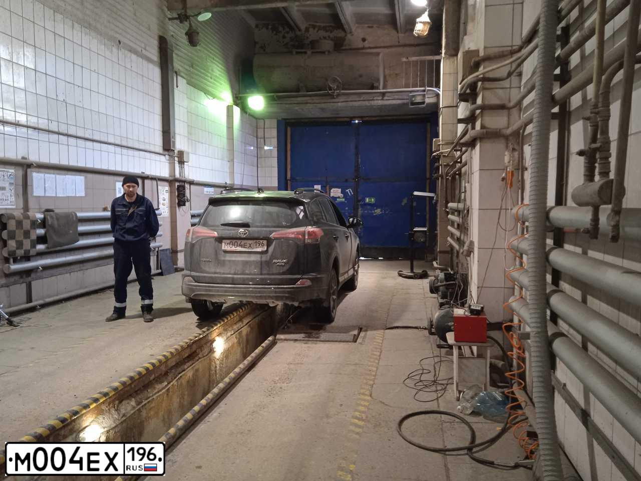 Фото автомобиля TOYOTA RAV4, 2017 — госномер М400ЕХ196. Цвет: ТЕМНО-КРАСНЫЙ