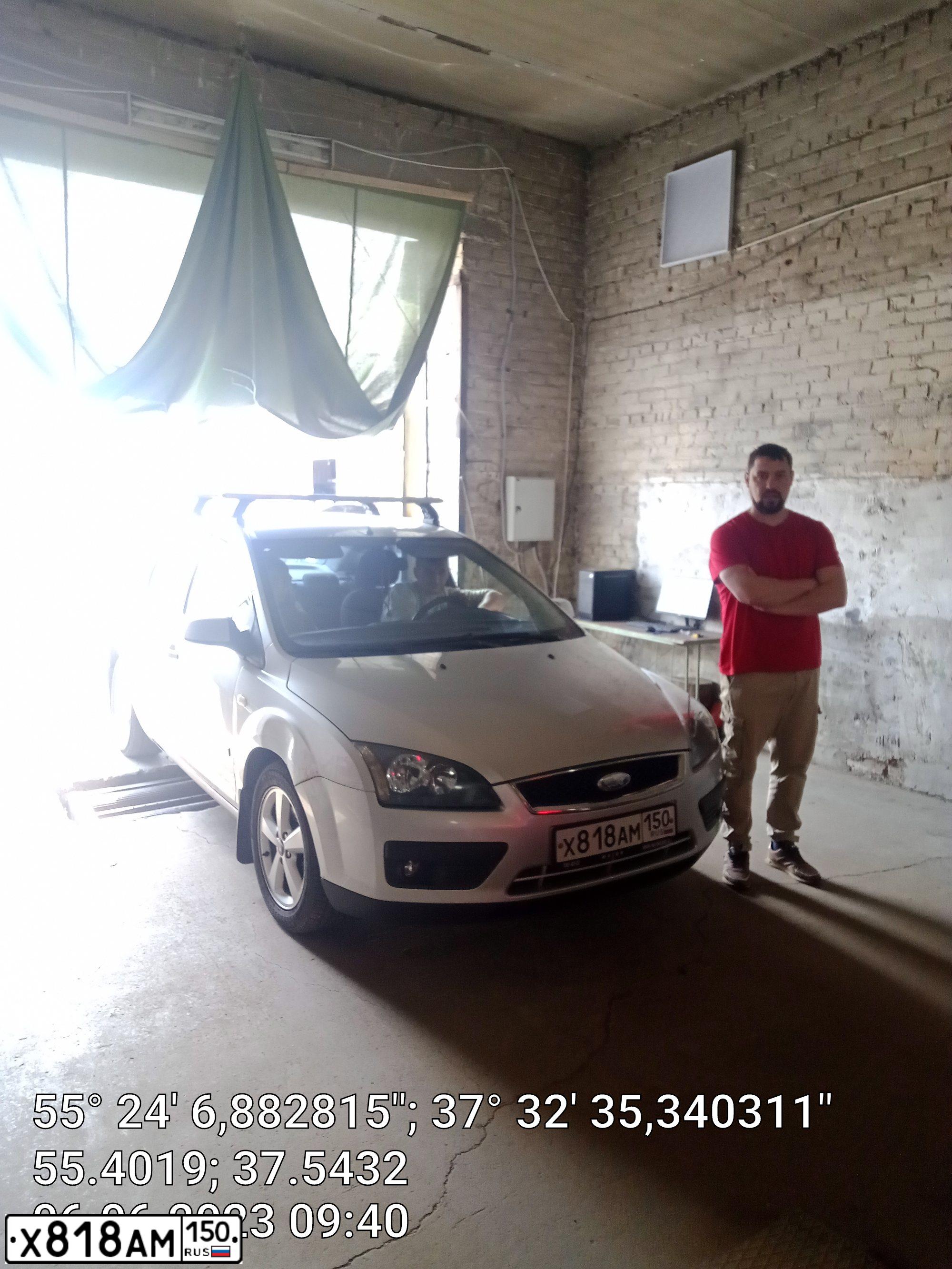 Фото автомобиля FORD FOCUS, 2006 — госномер Х818АМ150. Цвет: Серебристый