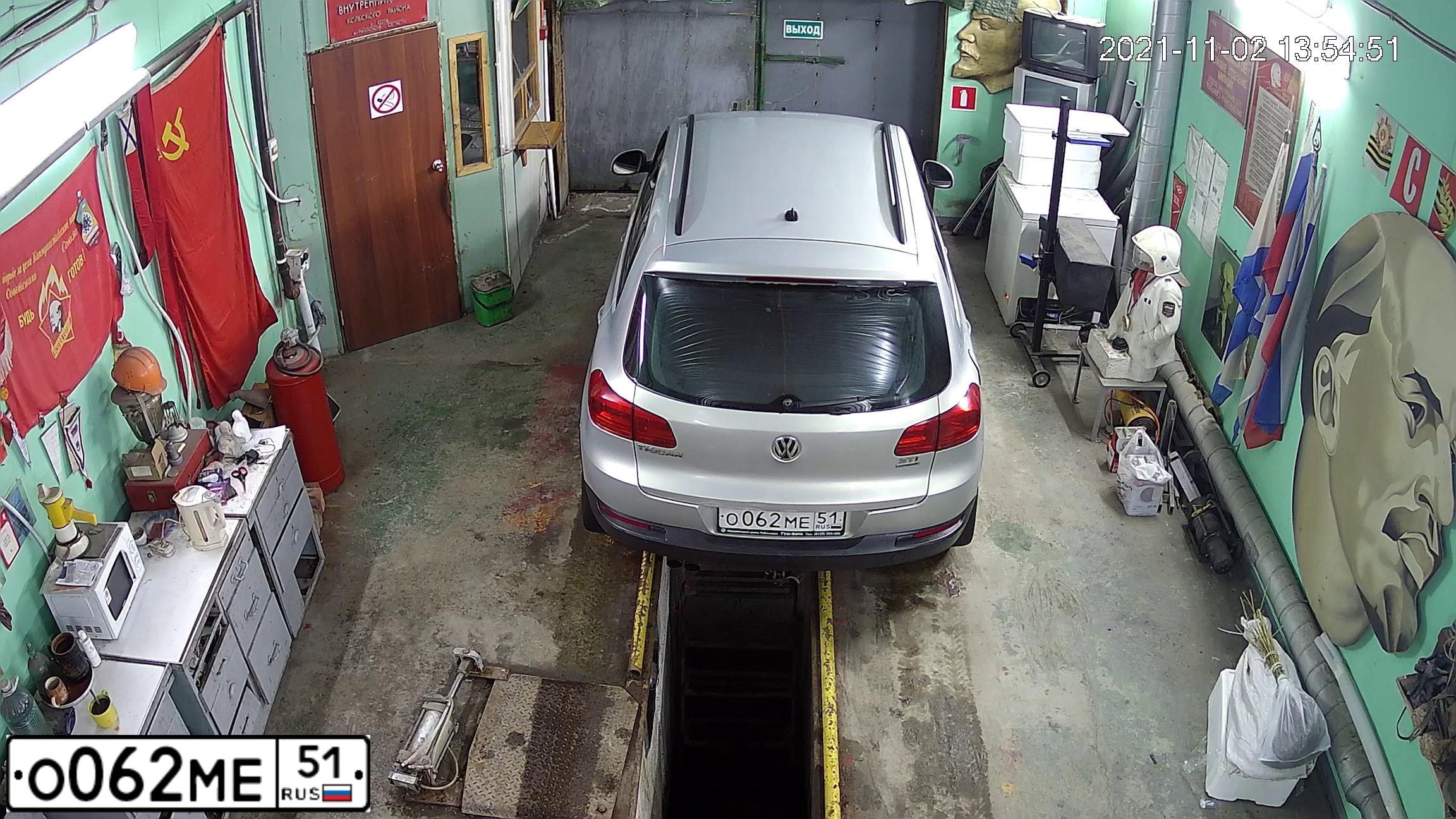 Фото автомобиля VOLKSWAGEN TIGUAN, 2011 — госномер А157ЕС76. Цвет: СЕРЕБРИСТО-ЖЕЛТЫЙ