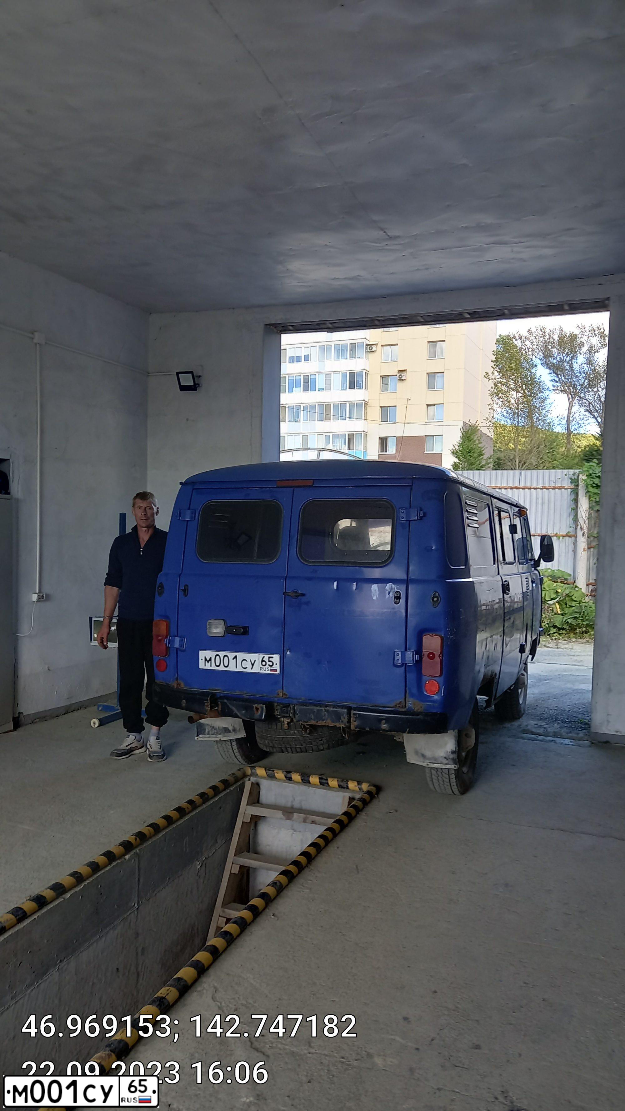 Фото автомобиля UAZ 3909, 2015 — госномер М001СУ65. Цвет: СИНИЙ