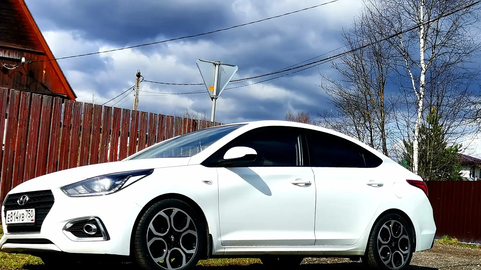 Фото автомобиля HYUNDAI SOLARIS, 2018 — госномер О214ТН797. Цвет: БЕЛЫЙ ЖЕЛТЫЙ СЕРЫЙ