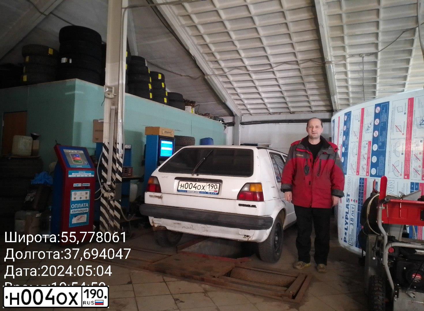 Фото автомобиля VOLKSWAGEN GOLF, 1984 — госномер Н004ОХ190. Цвет: Белый
