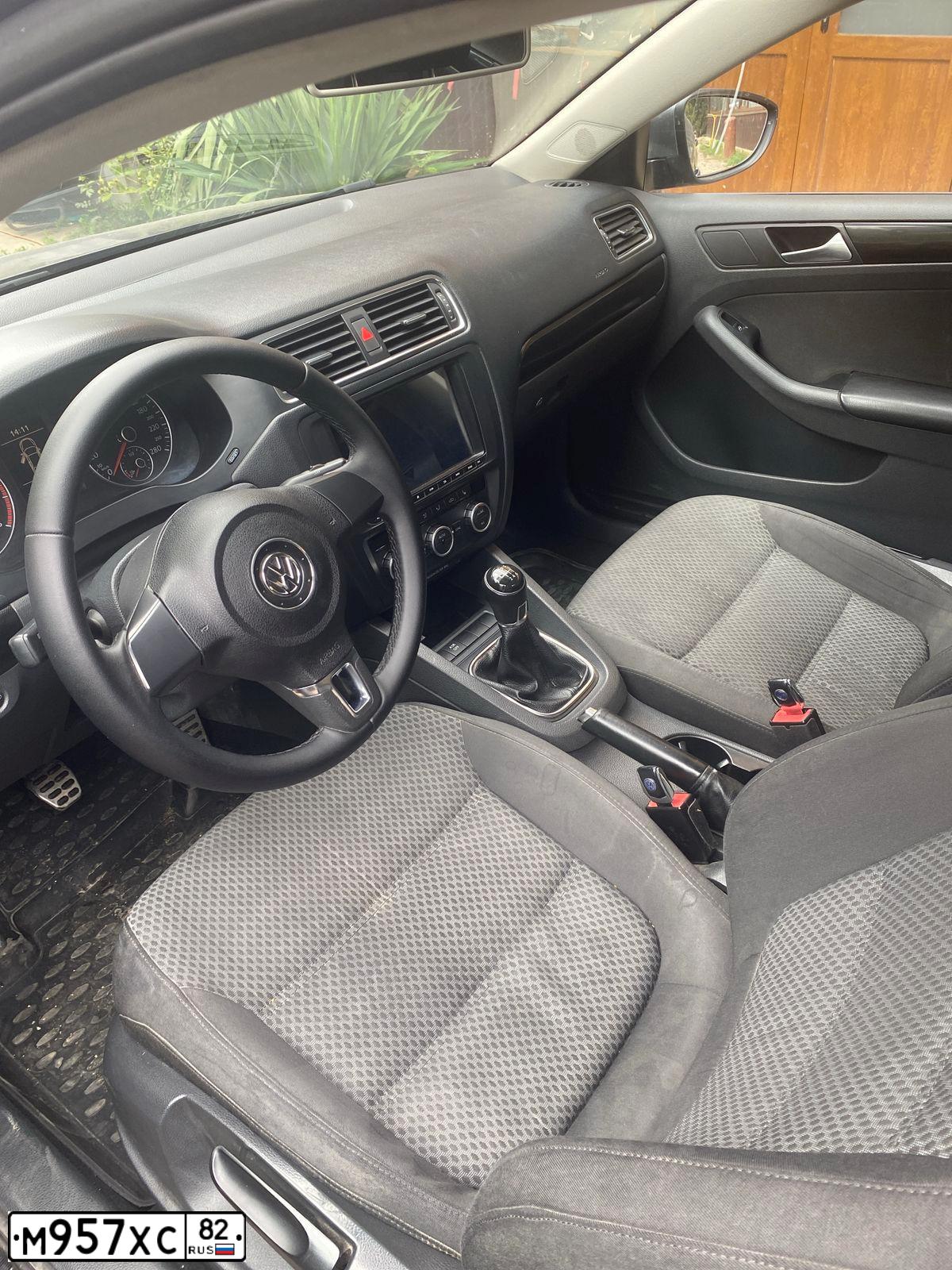 Фото автомобиля VOLKSWAGEN JETTA, 2012 — госномер М957ХС82. Цвет: ТЕМНО-СЕРЫЙ