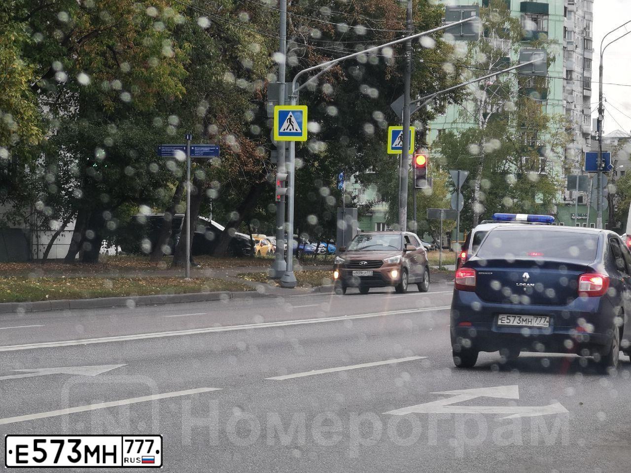 Фото автомобиля RENAULT LOGAN, 2014 — госномер Е573МН777. Цвет: СИНИЙ