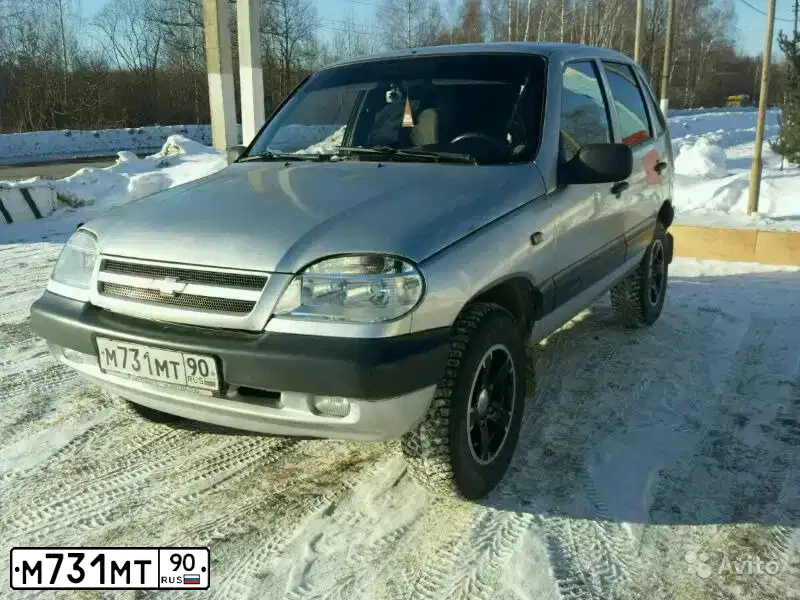 Фото автомобиля CHEVROLET NIVA, 2005 — госномер М731МТ90. Цвет: СЕРЫЙ СВЕТЛЫЙ