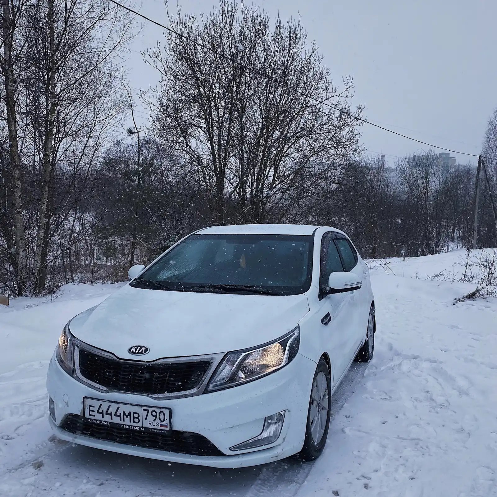 Фото автомобиля KIA RIO, 2012 — госномер К681СХ190. Цвет: Белый