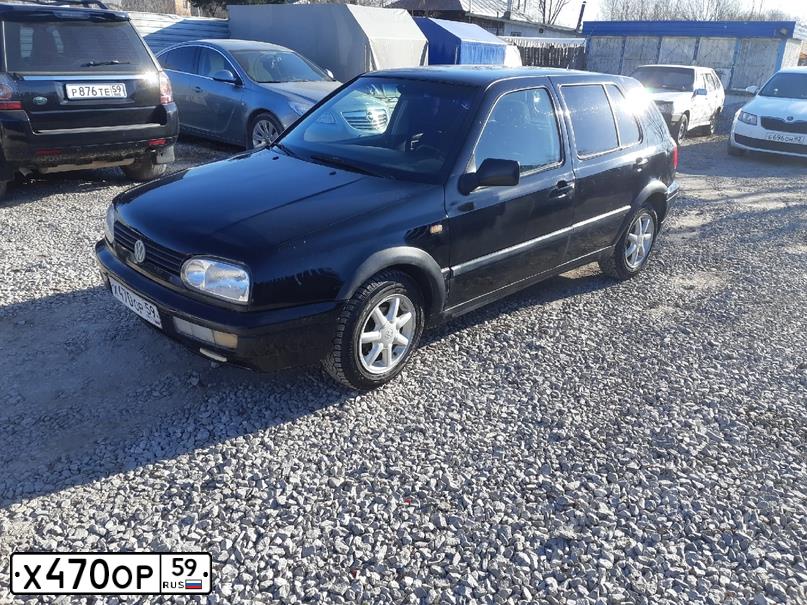 Фото автомобиля VOLKSWAGEN GOLF, 1996 — госномер Р811ВК159. Цвет: ЧЕРНЫЙ