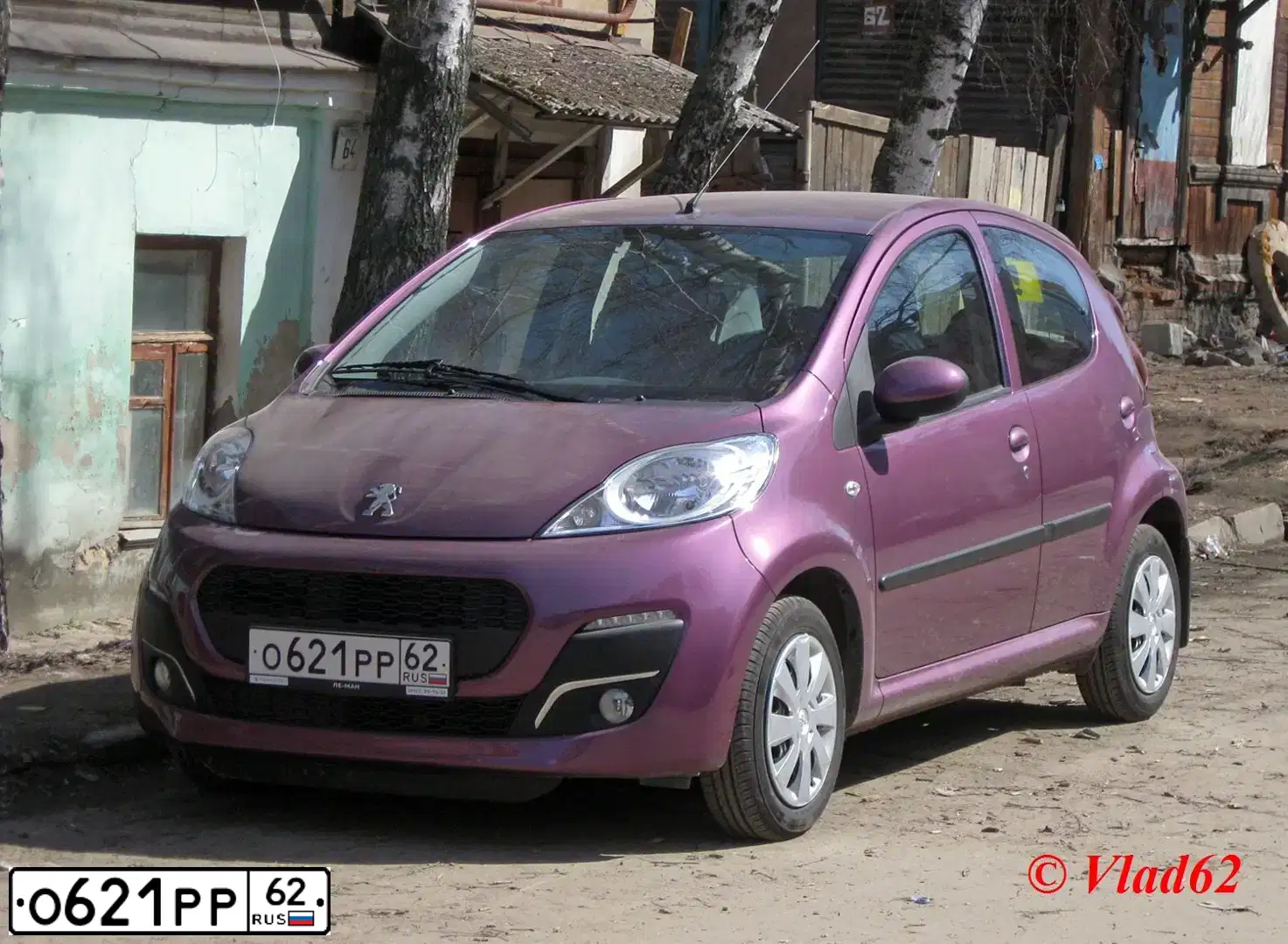Фото автомобиля PEUGEOT 107, 2013 — госномер О621РР62. Цвет: ФИОЛЕТОВЫЙ