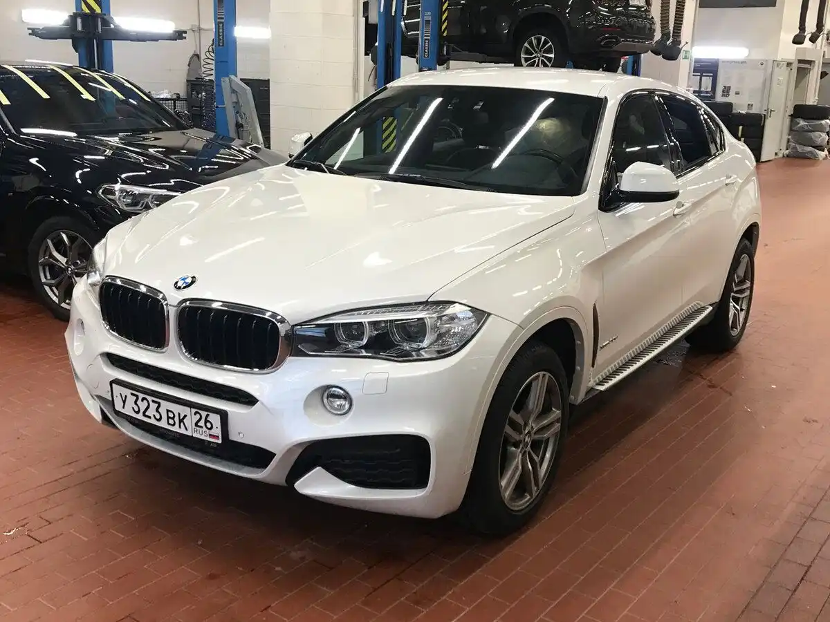 Фото автомобиля BMW X6, 2018 — госномер Р172СХ154. Цвет: Белый