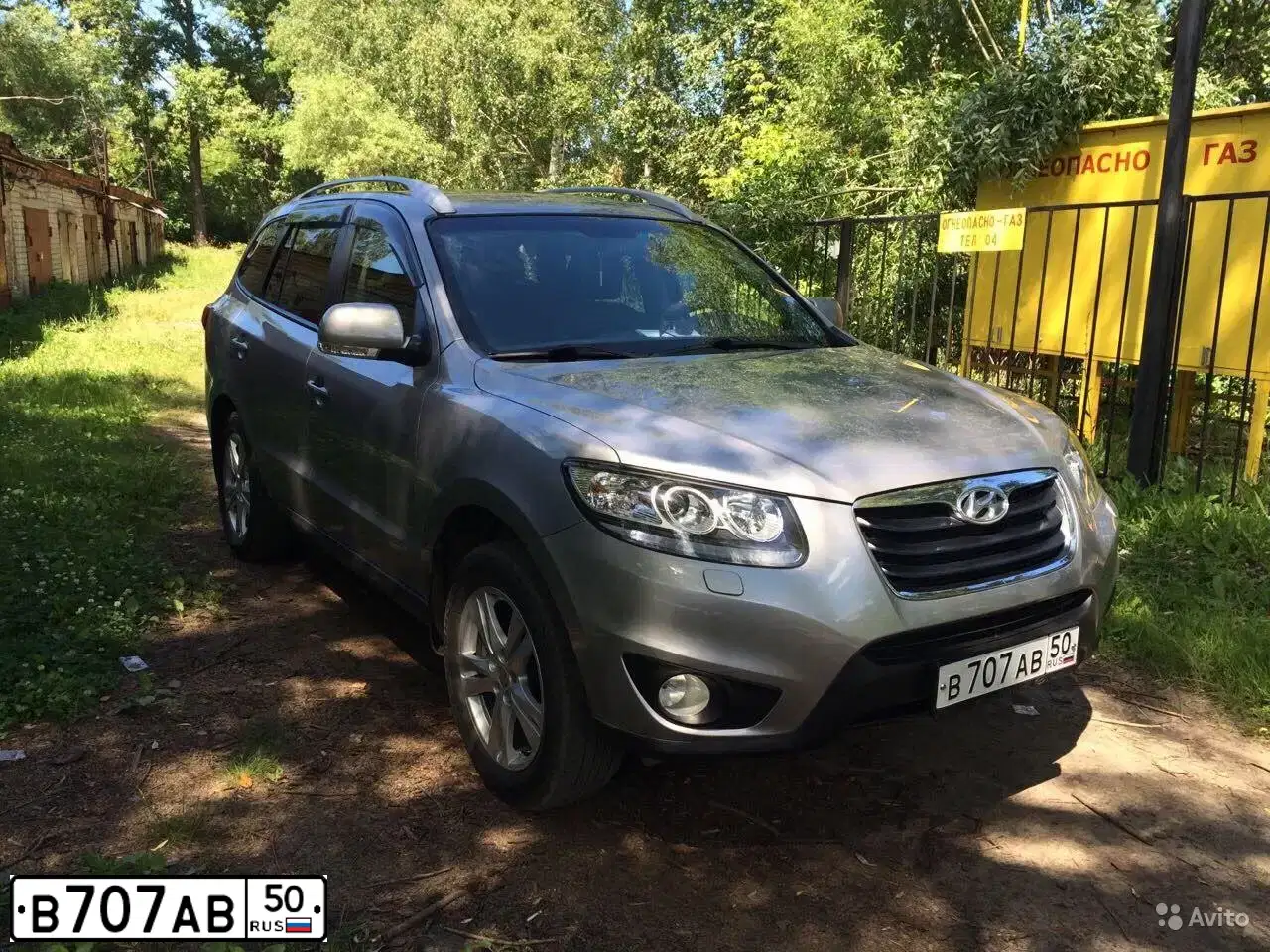 Фото автомобиля HYUNDAI SANTA FE, 2011 — госномер Т828МХ750. Цвет: СЕРЫЙ