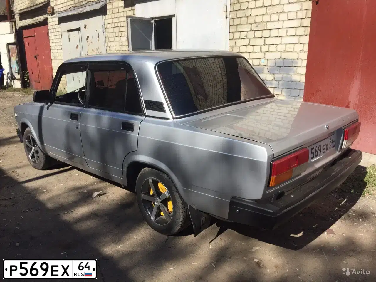 Фото автомобиля LADA 2107, 2011 — госномер Р569ЕХ64. Цвет: СВЕТЛО-СЕРЕБРИСТЫЙ МЕТАЛЛ