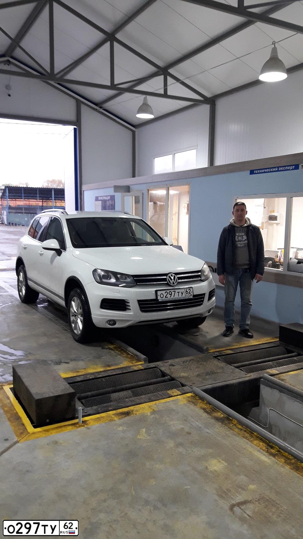 Фото автомобиля VOLKSWAGEN TOUAREG, 2012 — госномер С777СТ62. Цвет: Белый