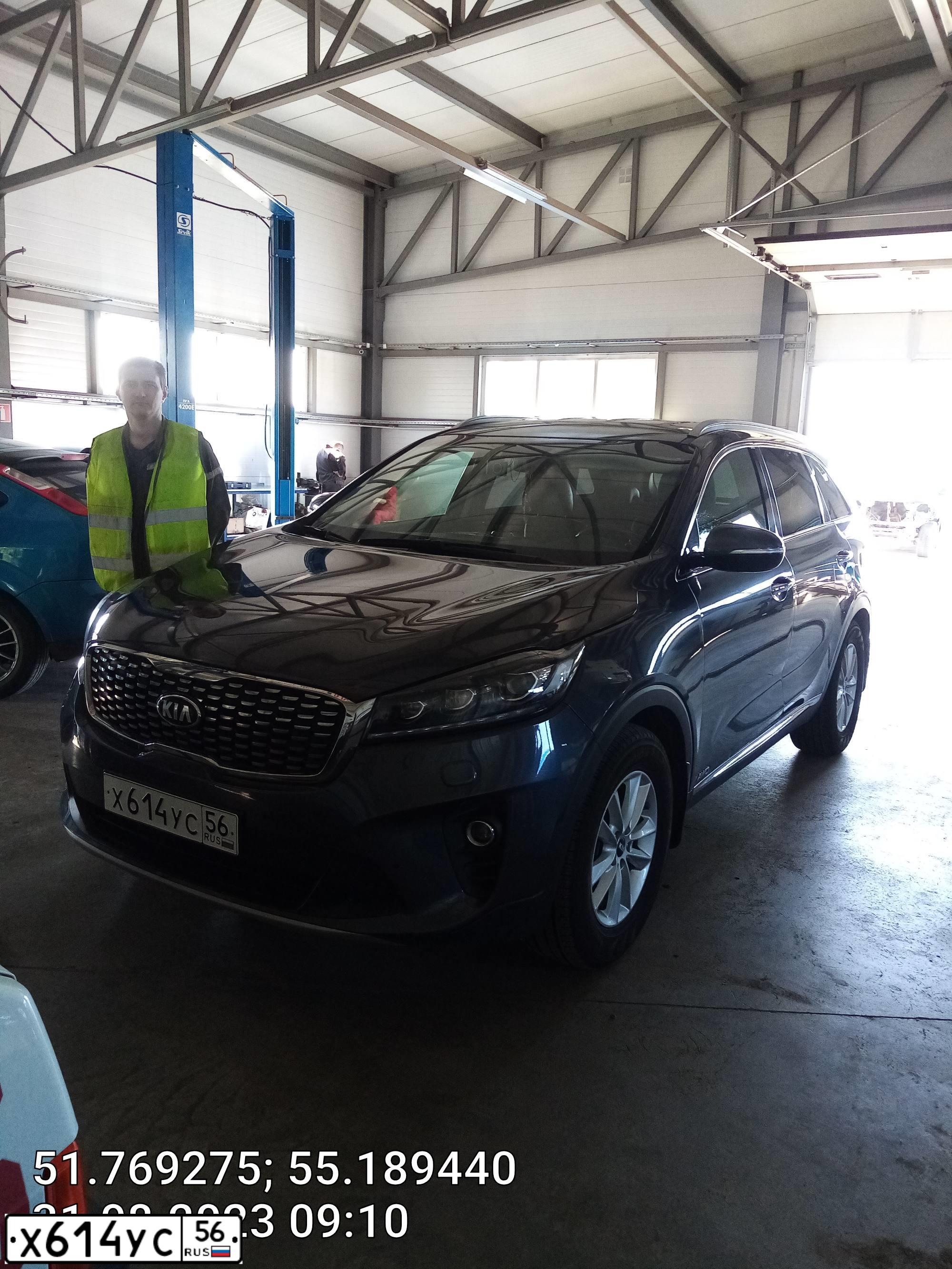 Фото автомобиля KIA SORENTO, 2019 — госномер Е629СК156. Цвет: Серый