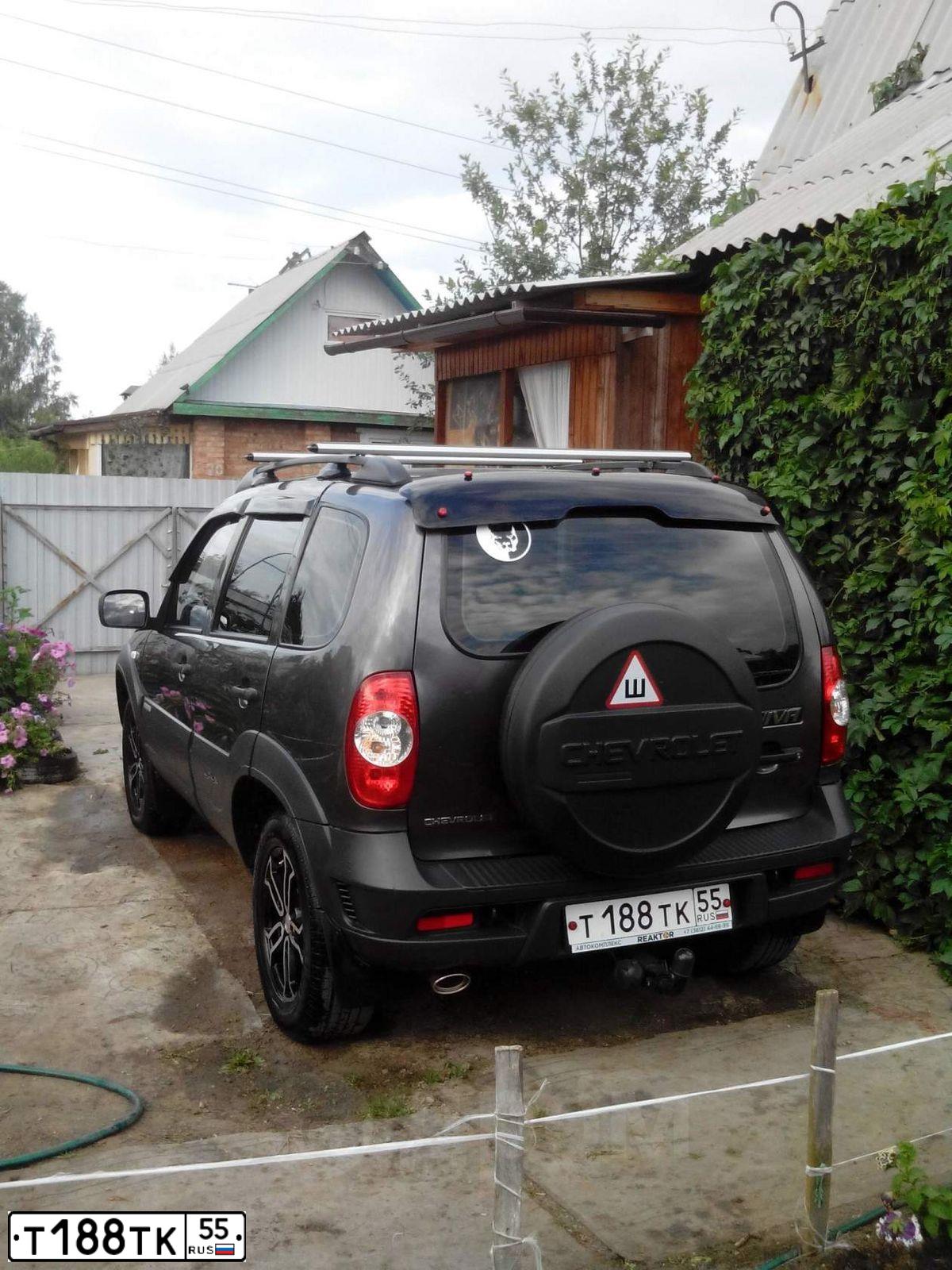 Фото автомобиля CHEVROLET NIVA, 2013 — госномер Т188ТК55. Цвет: Светло-коричневый металлик