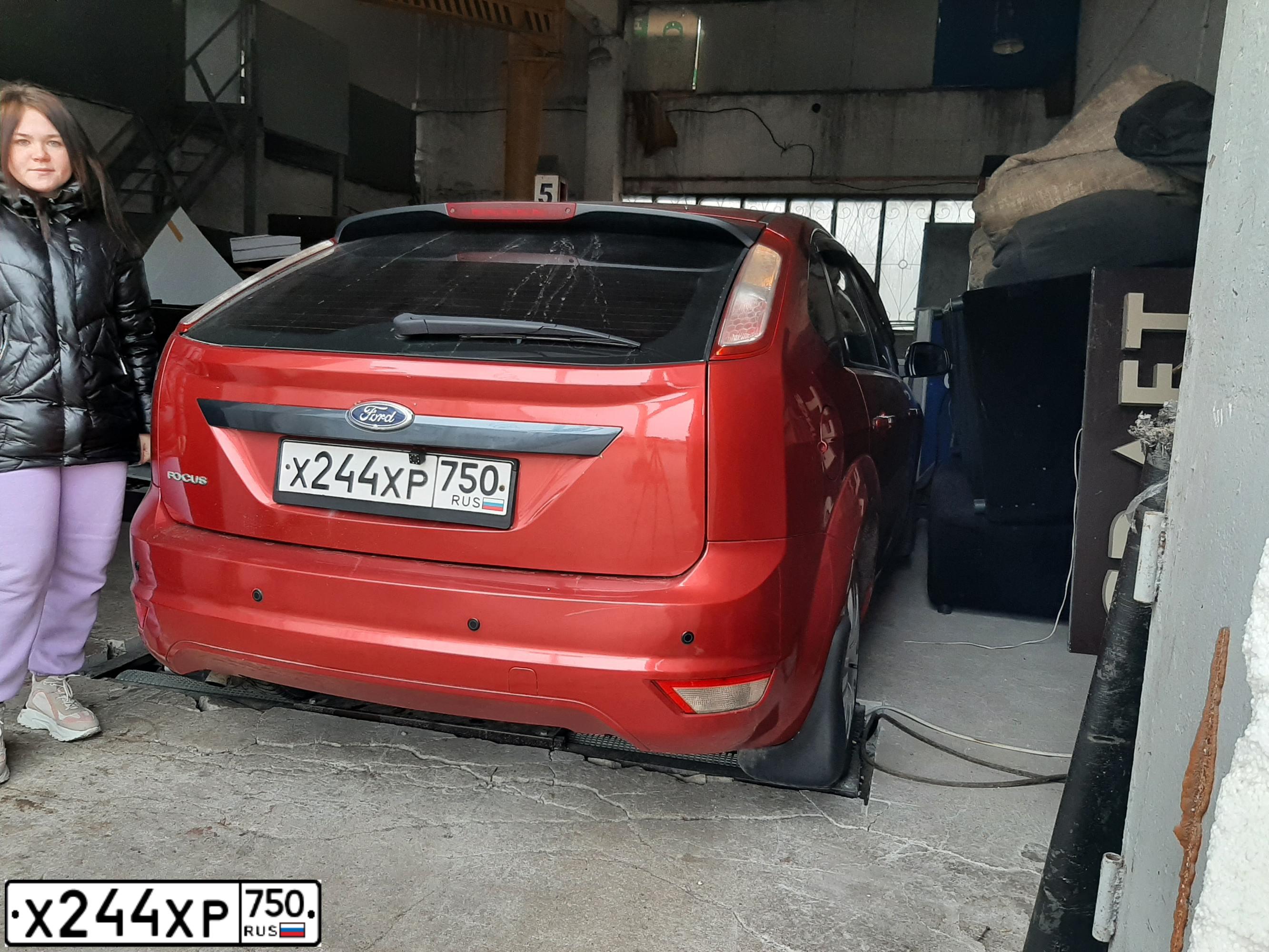 Фото автомобиля FORD FOCUS, 2008 — госномер О677СЕ150. Цвет: Красный