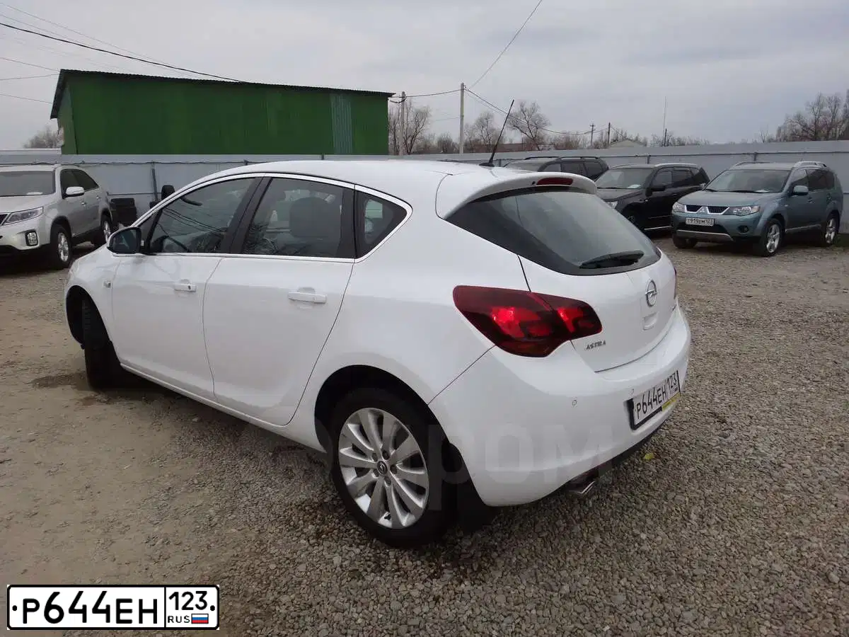 Фото автомобиля OPEL ASTRA, 2012 — госномер Р644ЕН123. Цвет: БЕЛЫЙ