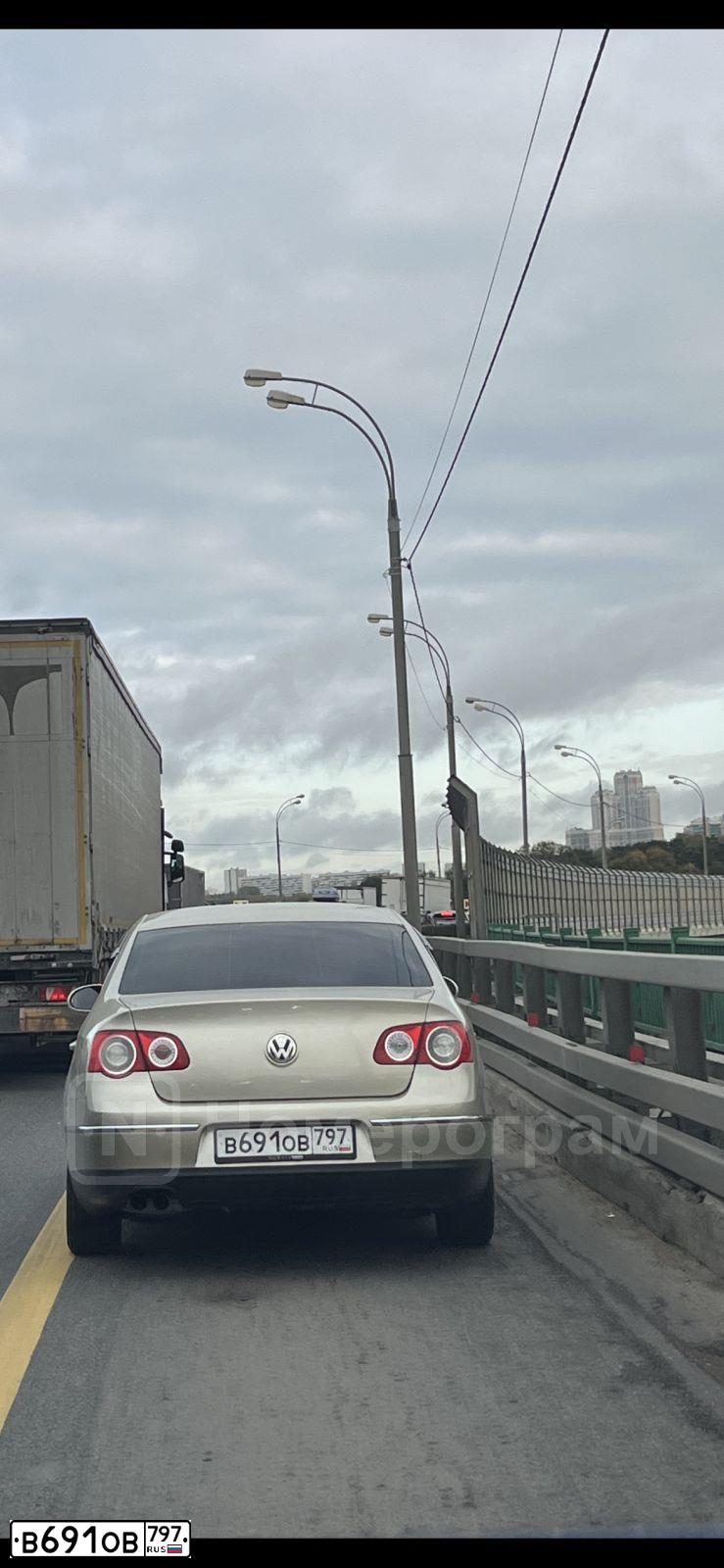 Фото автомобиля VOLKSWAGEN PASSAT, 2005 — госномер В255ВН180. Цвет: БЕЖЕВЫЙ