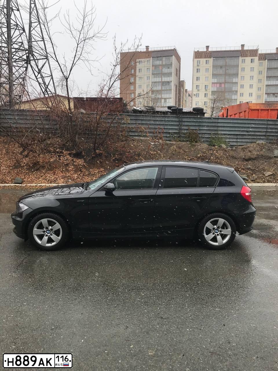 Фото автомобиля BMW SERIE 1, 2008 — госномер К573ВТ774. Цвет: ЧЕРНЫЙ