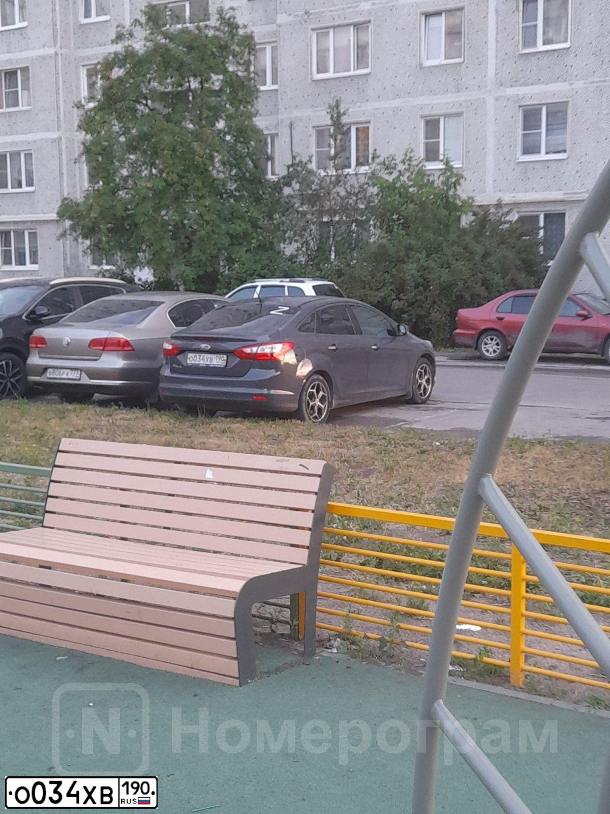 Фото автомобиля FORD FOCUS, 2012 — госномер О034ХВ190. Цвет: ТЕМНО-СЕРЫЙ