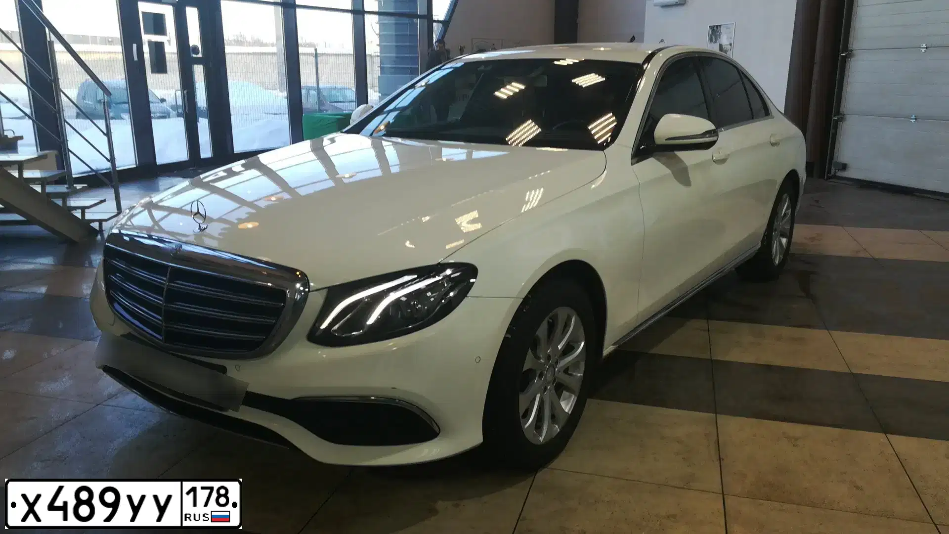 Фото автомобиля MERCEDES E-KLASSE, 2016 — госномер К363УК82. Цвет: БЕЛЫЙ
