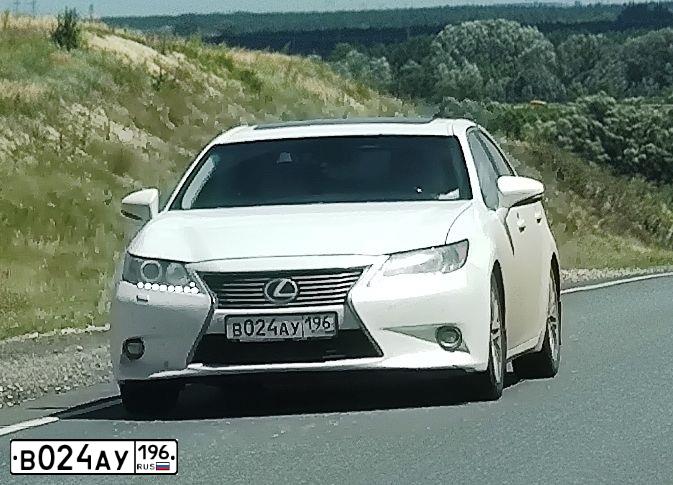 Фото автомобиля LEXUS ES, 2014 — госномер В024АУ196. Цвет: Белый