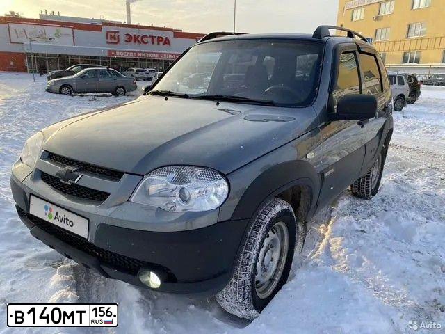 Фото автомобиля CHEVROLET NIVA, 2017 — госномер В140МТ156. Цвет: Темно-серый металлик
