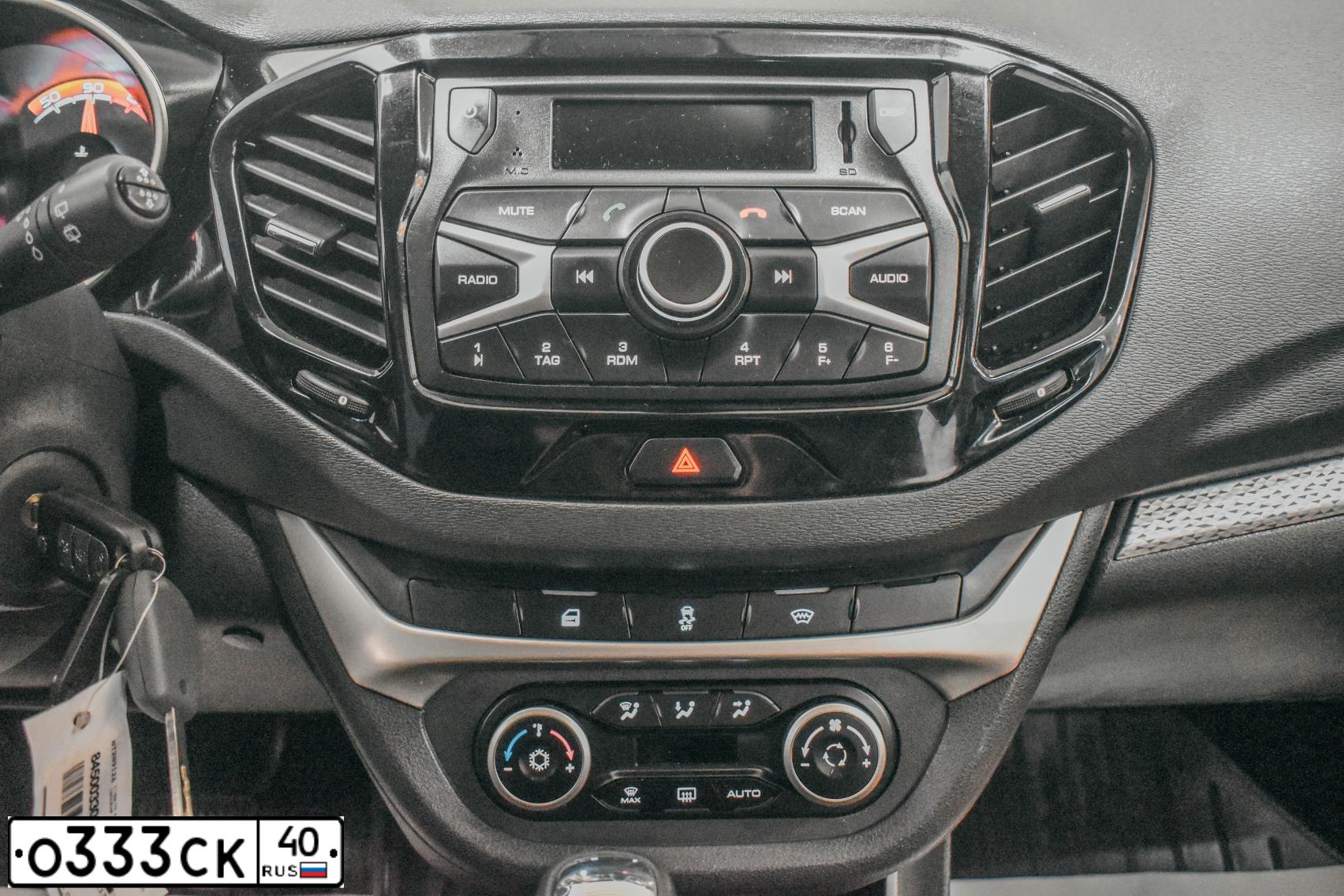 Фото автомобиля LADA VESTA, 2020 — госномер О333СК40. Цвет: ОРАНЖЕВЫЙ