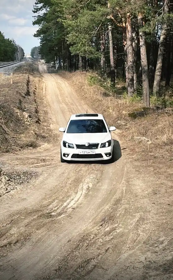Фото автомобиля SKODA OCTAVIA, 2012 — госномер У131ОМ152. Цвет: Белый