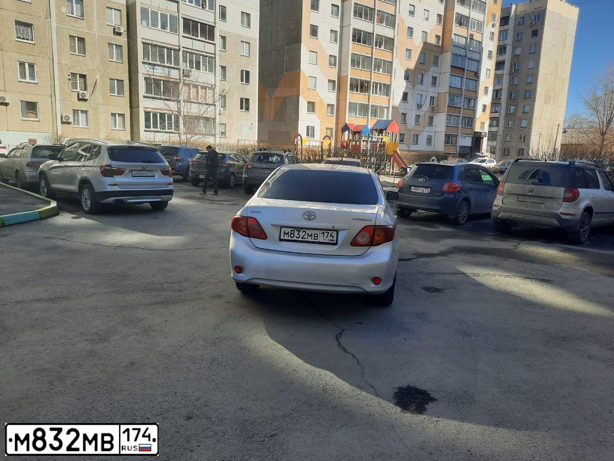 Фото автомобиля TOYOTA COROLLA, 2007 — госномер М832МВ174. Цвет: Серебристый