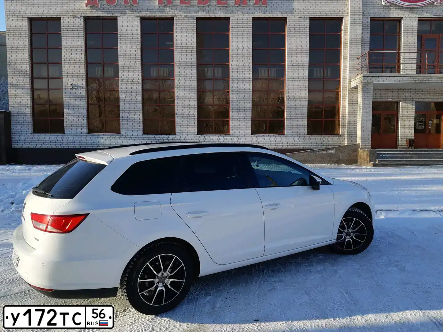 Фото автомобиля SEAT LEON, 2014 — госномер А311КР156. Цвет: Белый