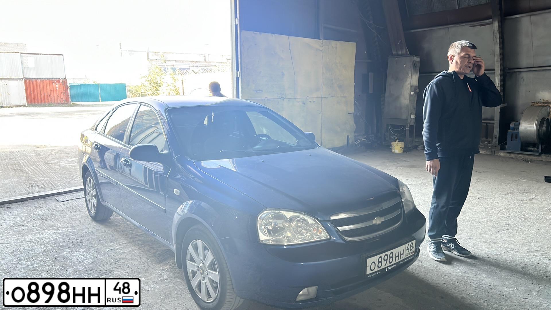 Фото автомобиля CHEVROLET LACETTI, 2008 — госномер О898НН48. Цвет: СИНИЙ
