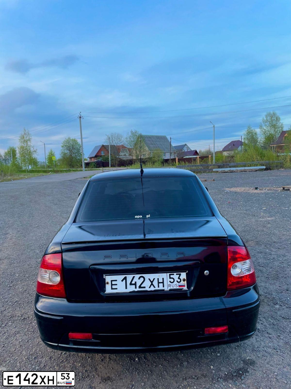 Фото автомобиля LADA 2170 PRIORA, 2007 — госномер Е142ХН53. Цвет: ГРАФИТОВЫЙ МЕТАЛЛИК