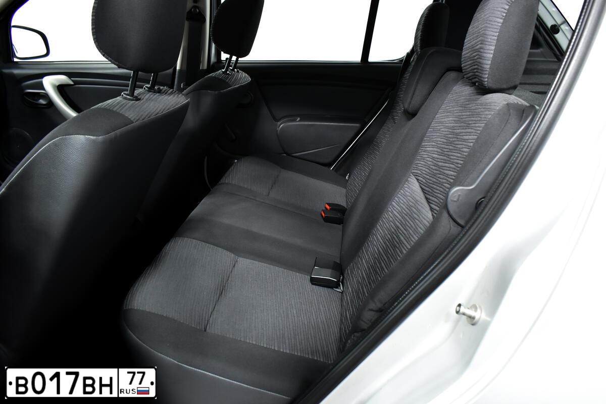 Фото автомобиля RENAULT SANDERO, 2013 — госномер Е865УУ799. Цвет: СЕРЫЙ СВЕТЛЫЙ