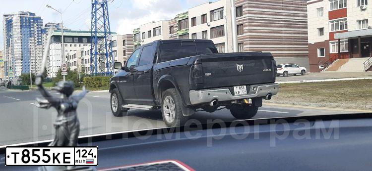Фото автомобиля DODGE RAM, 2012 — госномер Т855КЕ124. Цвет: ЧЕРНЫЙ