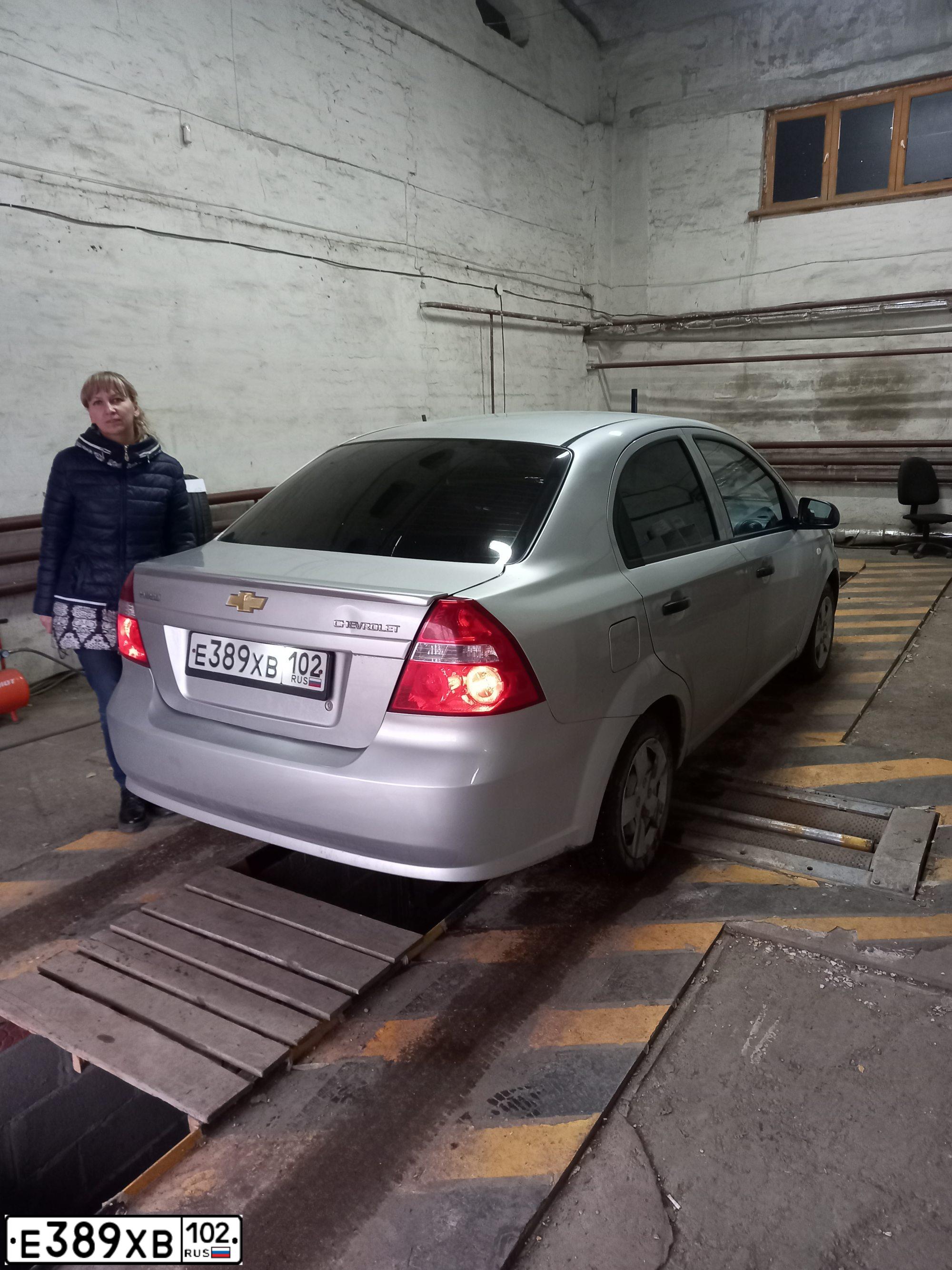 Фото автомобиля CHEVROLET AVEO, 2007 — госномер Е389ХВ102. Цвет: Серебристый