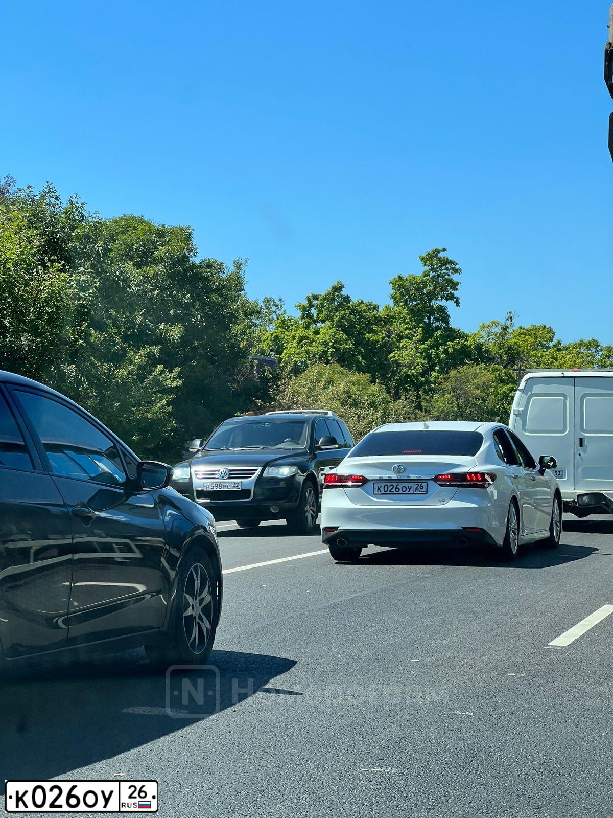 Фото автомобиля VOLKSWAGEN TOUAREG, 2006 — госномер К026ОУ26. Цвет: ЧЕРНЫЙ