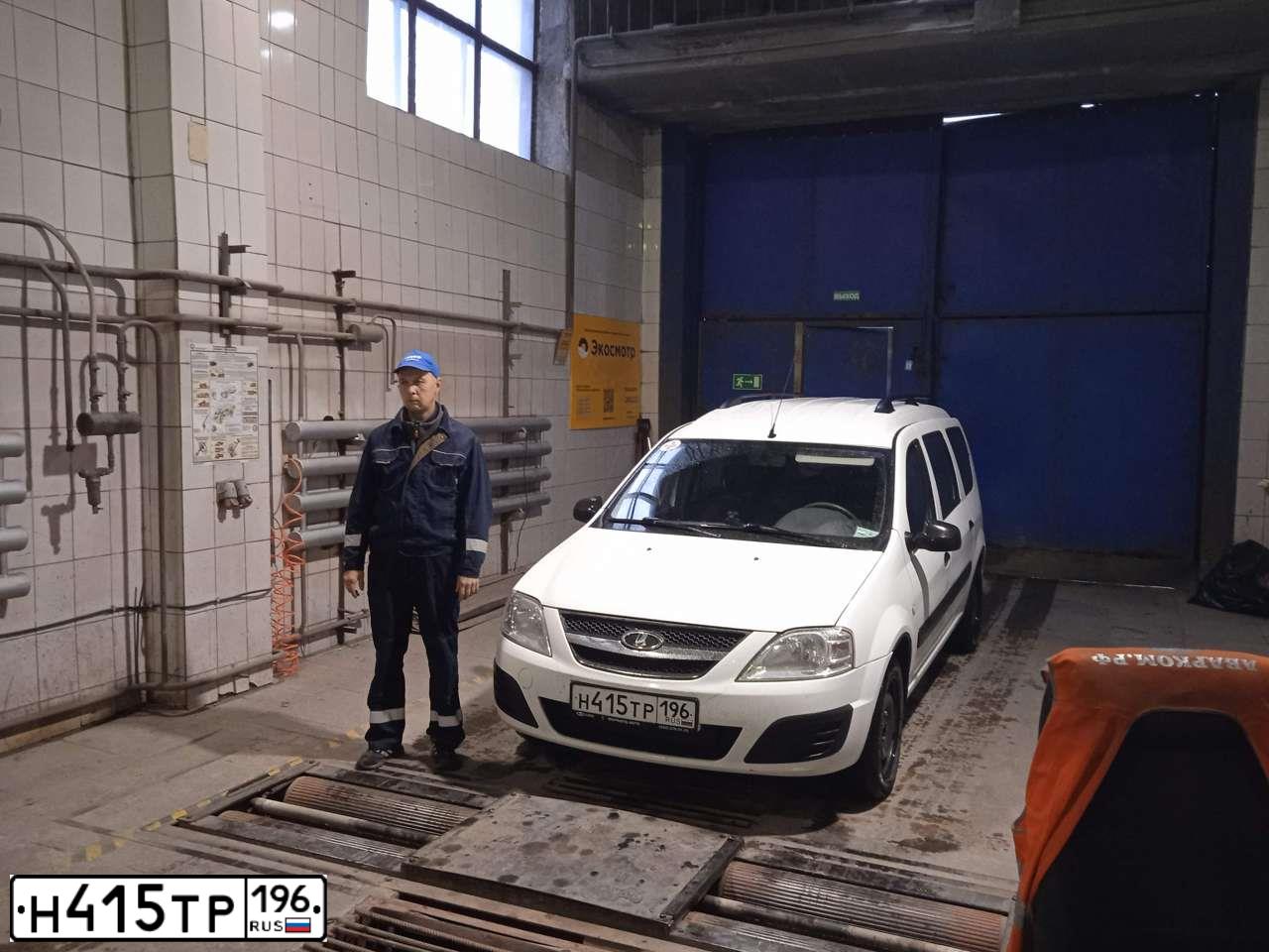 Фото автомобиля LADA LARGUS, 2017 — госномер У588ВС18. Цвет: Белый