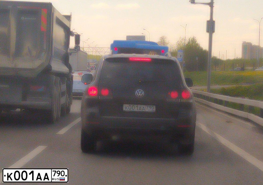 Фото автомобиля VOLKSWAGEN TOUAREG, 2008 — госномер К001АА790. Цвет: ЧЕРНЫЙ