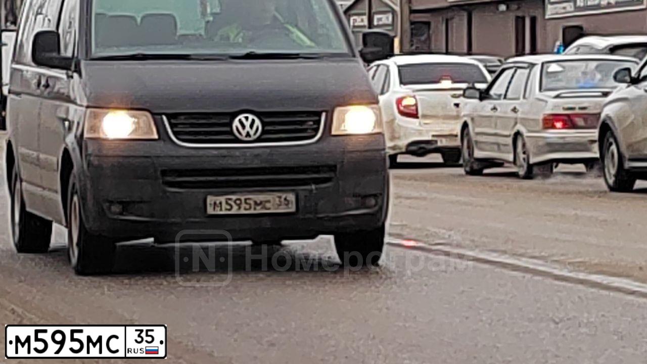 Фото автомобиля AUDI Q7, 2016 — госномер М595МС35. Цвет: ЧЕРНО-СИНИЙ