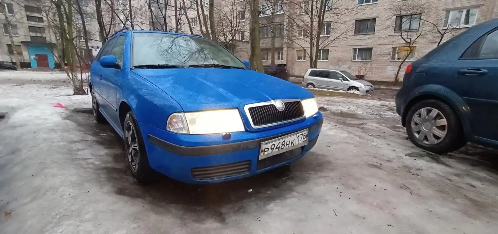 Фото автомобиля SKODA OCTAVIA, 2001 — госномер Н284КС198. Цвет: синий