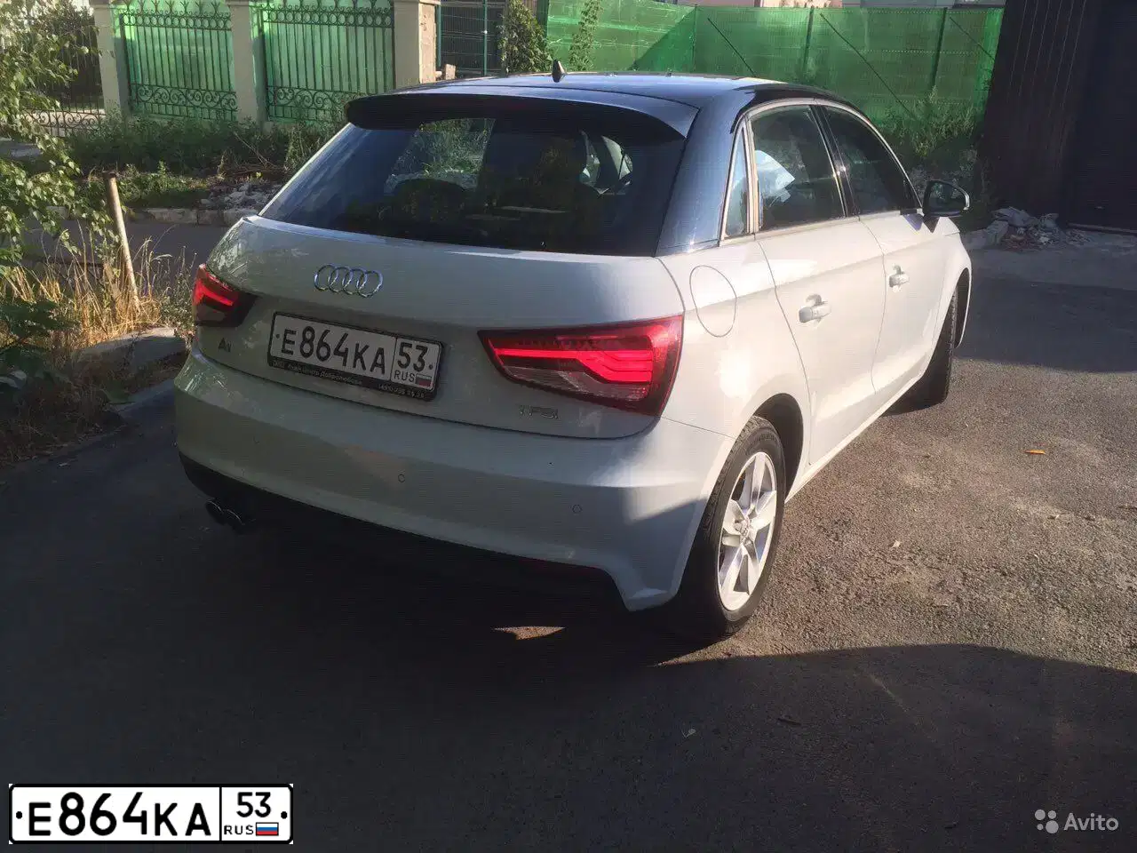 Фото автомобиля AUDI A1 SPORTBACK, 2015 — госномер Е864КА53. Цвет: БЕЛЫЙ