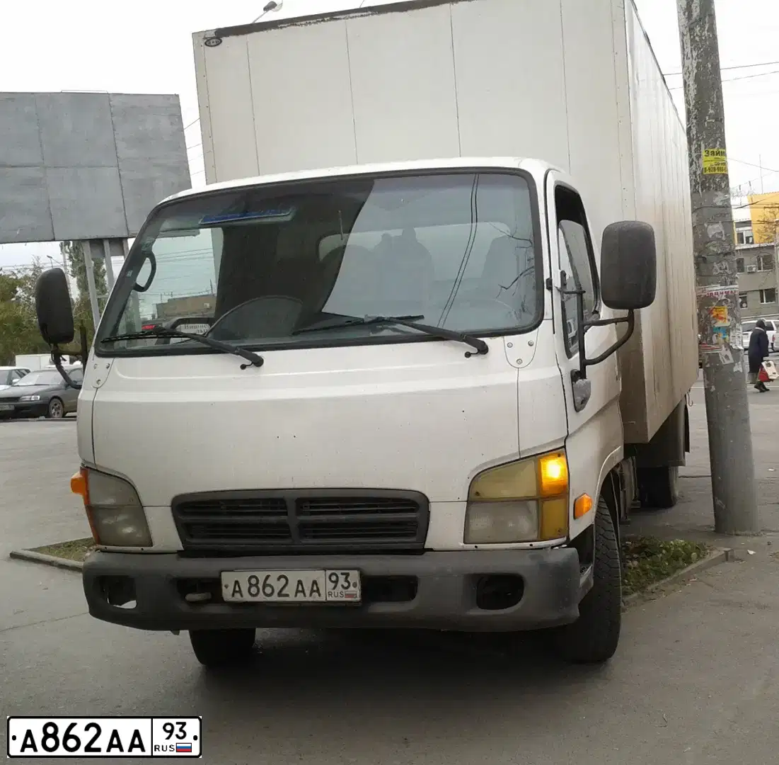 Фото автомобиля HYUNDAI HD-SERIE, 2006 — госномер А862АА93. Цвет: Белый