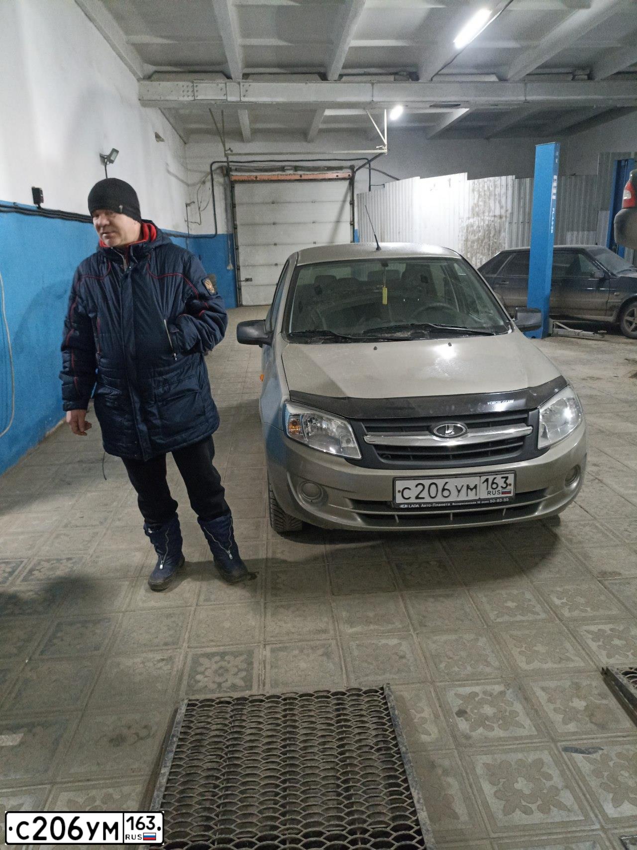 Фото автомобиля LADA 2190 GRANTA, 2013 — госномер М306ЕУ164. Цвет: СЕРО-БЕЖЕВЫЙ
