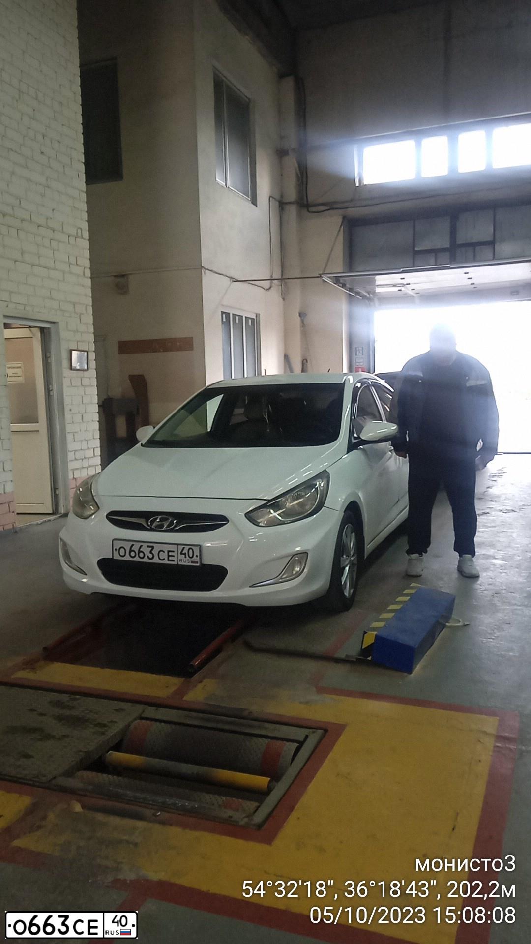Фото автомобиля HYUNDAI SOLARIS, 2012 — госномер О663СЕ40. Цвет: Белый